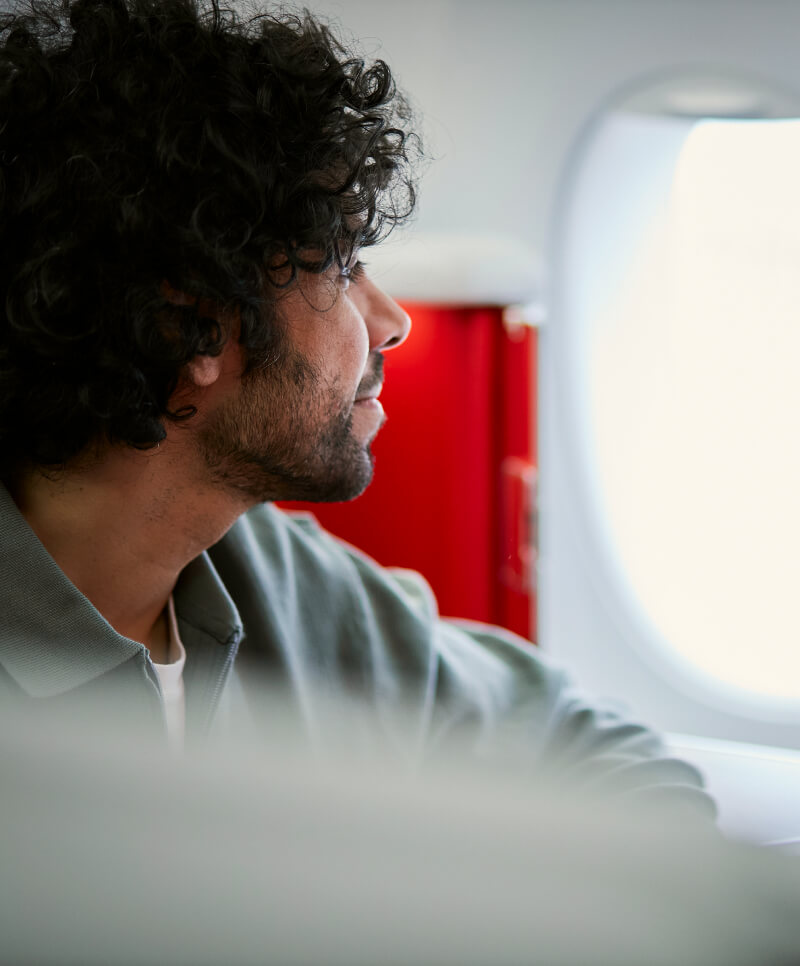 Mujer guardando bolso en un avión